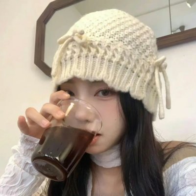 女士遛狗请牵绳